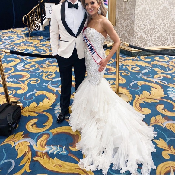 Sherri Hill Culture White Crystal Gown with Organza on the Bottom Size 2 - Picture 8 of 8